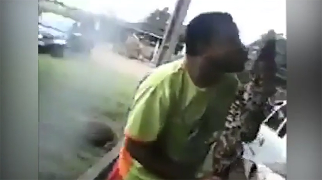 Người đàn ông nghiêng người và giả vờ hôn lên đầu nó. 