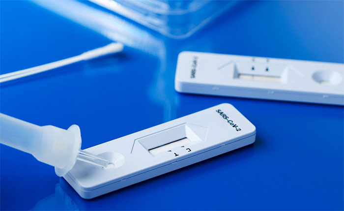 Dung dịch trong kit test nhanh Covid-19 có thể gây độc?