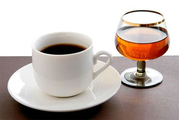 Caffeine có thể làm mờ tác dụng ức chế của rượu, khiến bạn uống rượu nhiều hơn.