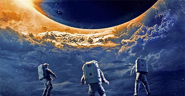 Liệu rằng Mặt trăng có thể va vào Trái đất như trong phim Moonfall hay không?