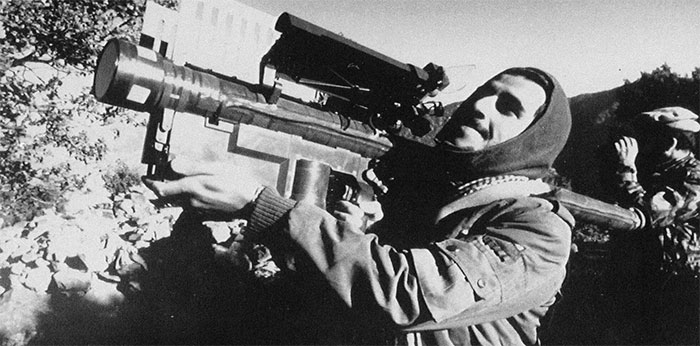Một người lính du kích Afghanistan với tên lửa phòng không Stinger do Mỹ sản xuất.