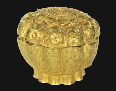 Hộp vàng Ngọa Vân – Yên Tử được làm hoàn toàn bằng vàng, trọng lượng lên tới 56,44g.