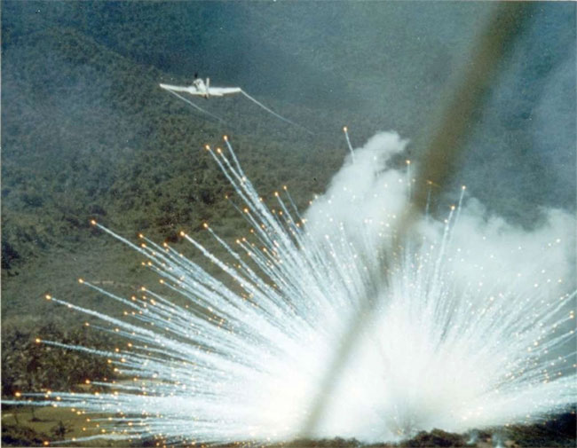  Một máy bay A-1E của Không quân Mỹ đang tấn công bằng vũ khí phốt pho trắng vào Việt Nam năm 1966
