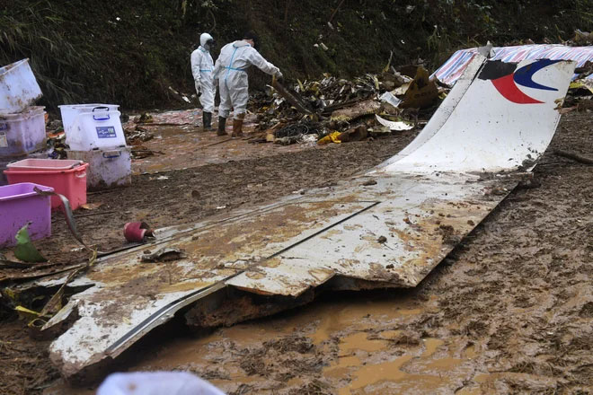Mảnh vỡ máy bay được tìm thấy tại hiện trường vụ tai nạn.