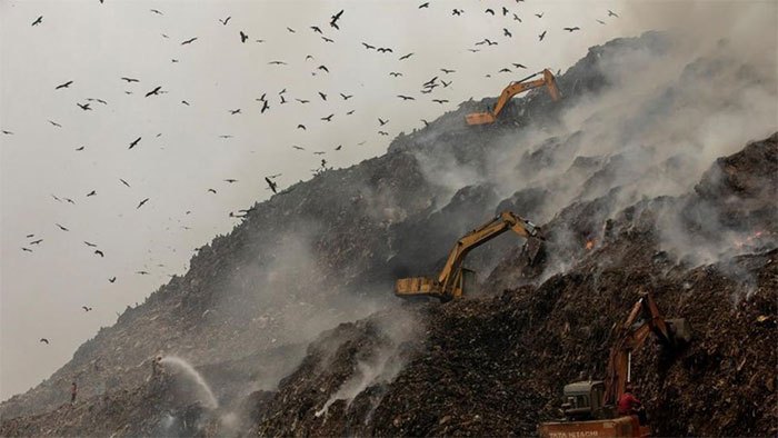 Khói độc tràn ngập bầu trời Delhi khi bãi rác khổng lồ bốc cháy
