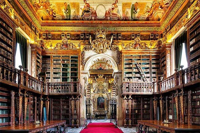 Thư viện Biblioteca Joanina được mệnh danh là thư viện đẹp nhất thế giới.