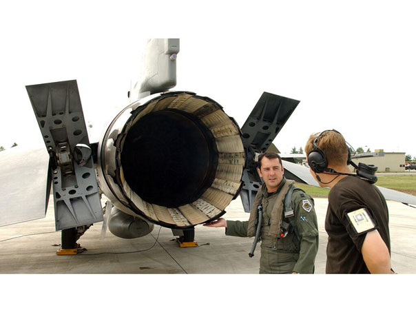 Phanh khí đuôi F16