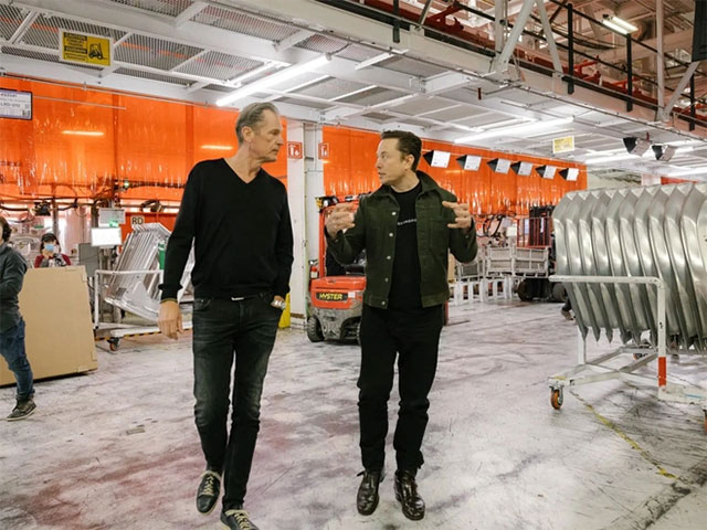 Elon Musk trao đổi với Mathias Döpfner tại nhà máy Tesla ở Fremont, California (Mỹ).