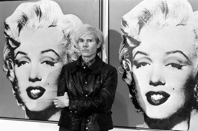 Nghệ sĩ Andy Warhol cùng các tác phẩm về Marilyn Monroe.