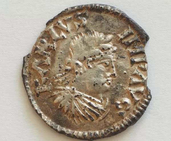 Tìm thấy đồng xu cực hiếm 1.200 năm tuổi hình hoàng đế La Mã cổ đại