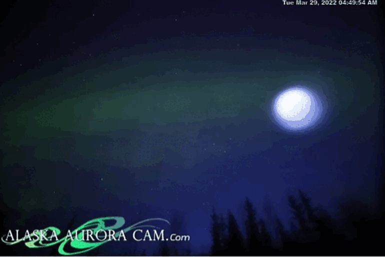 Khoa học giải mã hiện tượng UFO phát sáng, lao xuống bầu trời ở Alaska