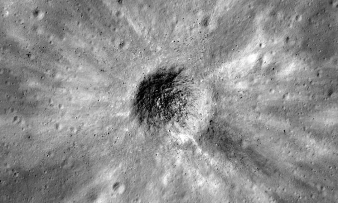  Hố va chạm rộng khoảng 185 mét do Tàu quỹ đạo Trinh sát Mặt trăng của NASA chụp lại. 