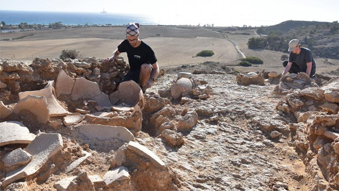 Các nhà khảo cổ học Bỉ và Hy Lạp tại khu vực khai quật tại miền Đông Nam đảo Cyprus