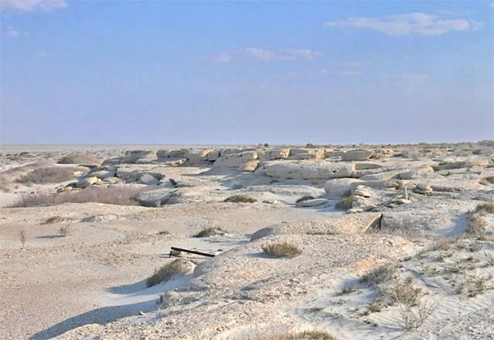 Hòn đảo Vozrozhdeniya ngàу nay ngập tràn cát và các loại hóa chất cực độc.