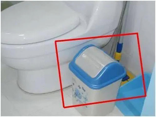  Mọi người thường để thùng rác trong nhà tắm gây ra mùi hôi khó chịu. 