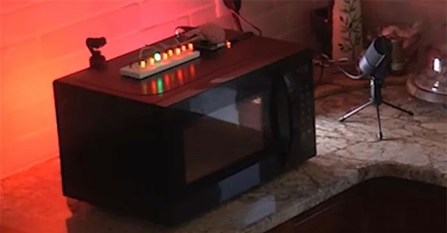 Trải nghiệm đáng sợ khi cài AI lên lò vi sóng