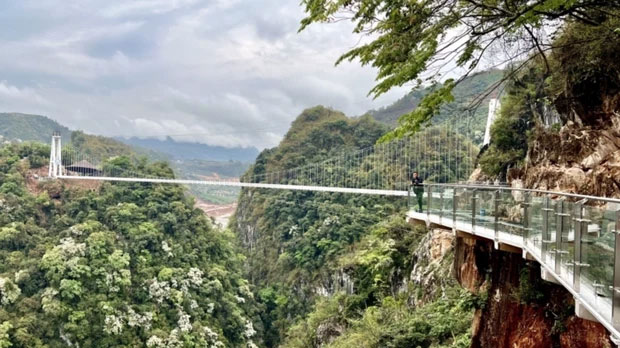 Việt Nam sắp có cầu kính đi bộ dài nhất thế giới, bắt đầu đón khách vào dịp 30/4 này