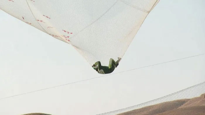 Luke Aikins đã nhảy từ máy bay ở độ cao khoảng 25.000 feet, sau đó rơi xuống lưới