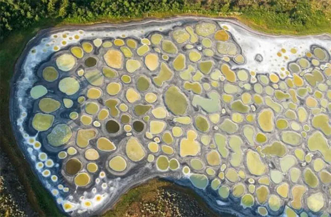 Hồ nước "chấm bi" độc đáo được ví như sao Hỏa trên Trái Đất