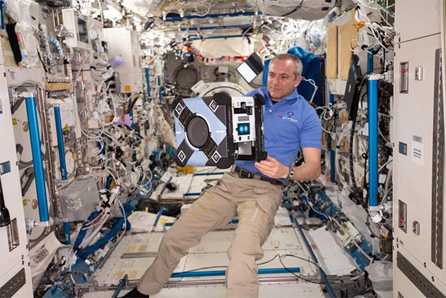 Phi hành gia ISS cầm trên tay một robot Astrobee (con này tên là Bumble) trên ISS
