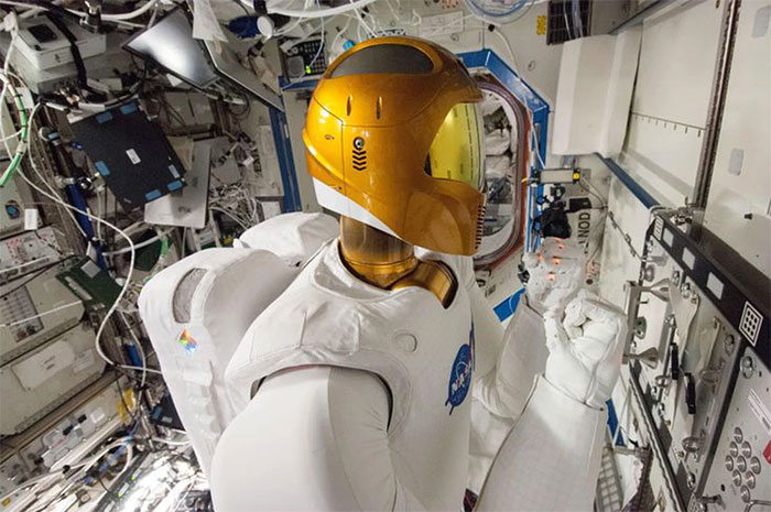 Phi hành gia robot tại trạm thử nghiệm của nó trước bảng tác vụ thao tác trên ISS.