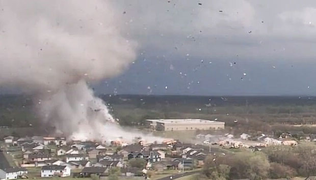 Kinh hoàng khoảnh khắc lốc xoáy cuốn bay nhà cửa ở Mỹ.