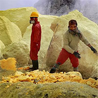 "Vàng" ở núi lửa này có gì đặc biệt mà khiến hàng trăm công nhân mạo hiểm mạng sống để lấy?