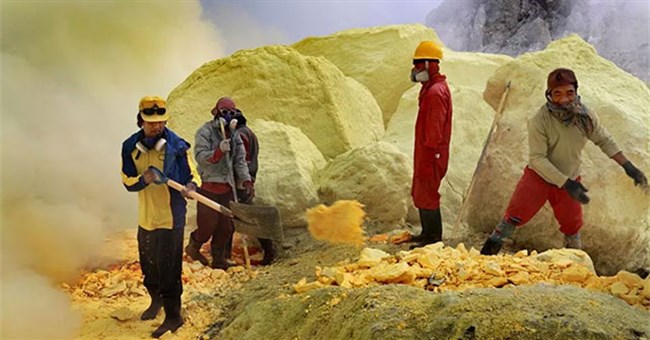 "Vàng" ở núi lửa này có gì đặc biệt mà khiến hàng trăm công nhân mạo hiểm mạng sống để lấy?