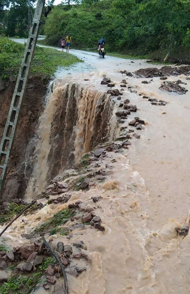 Mưa lũ lớn ở Bắc Giang, hàng trăm ngôi nhà chìm trong biển nước