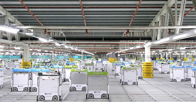 Cận cảnh 2.000 robot làm việc trong kho hàng như trong phim