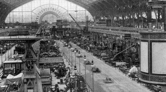  Hội chợ Exposition Universelle, nơi lần đầu tiên giới thiệu tháp Eiffel. 