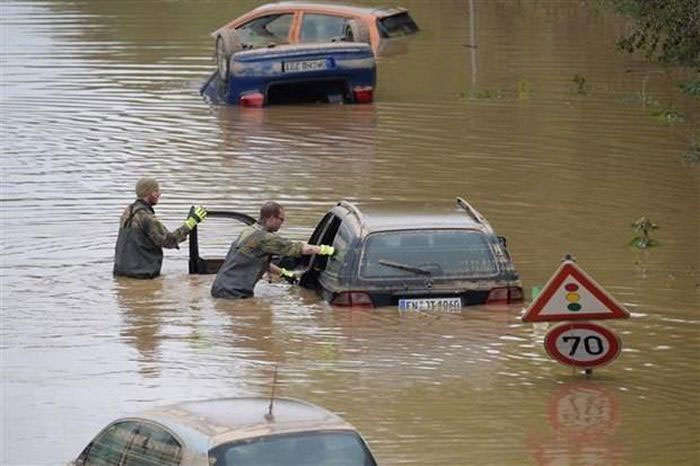 Binh sỹ Đức tìm kiếm, hỗ trợ các nạn nhân trong các phương tiện bị nước lũ nhấn chìm