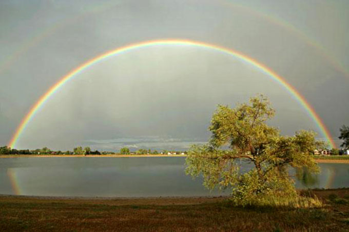  Cầu vồng trên hồ Harper Lake ở Louisville, bang Colorado, Mỹ. 