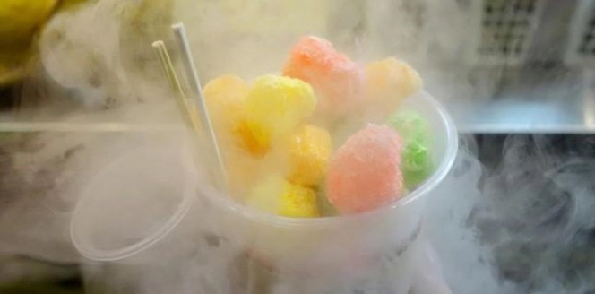 Nguy cơ bỏng lạnh từ món kem mây, snack khói
