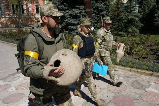 Đang đào chiến hào phòng thủ, binh sĩ Ukraine sửng sốt phát hiện cổ vật quý giá