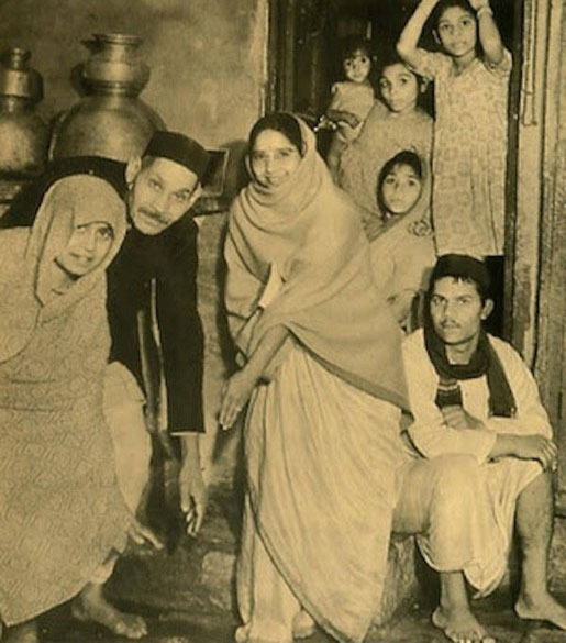 Shanti Devi (thứ ba từ trái sang) không bao giờ kết hôn và sống cùng cha mẹ