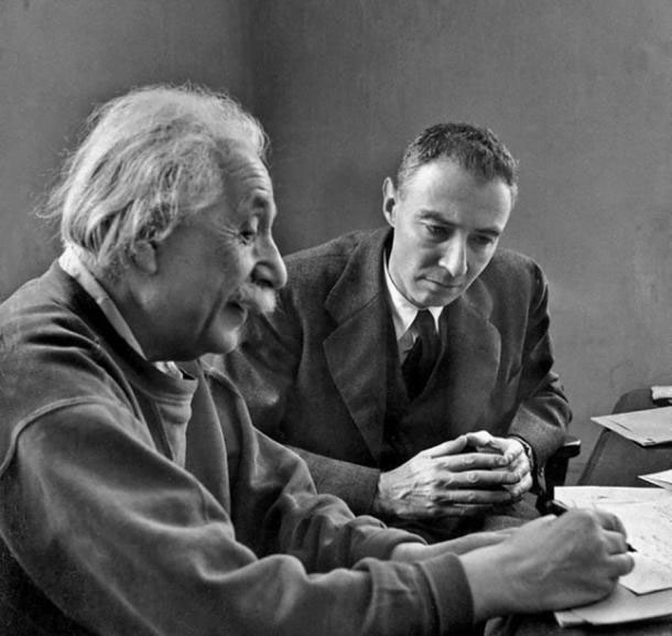 Albert Einstein và Robert Oppenheimer năm 1947.