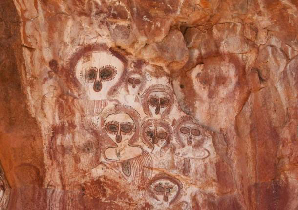 Hình ảnh trên đá Wandjina của thổ dân trên sông Barnett, núi Elizabeth Station (Úc).