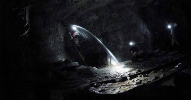 Chuyên gia Canada kể chuyện "liều" uống nước cổ có tuổi đời 2,64 tỷ năm: Vị rất kỳ lạ!