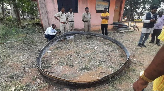 Một chiếc vòng kim loại với đường kính tầm 3m rơi từ trên trời xuống Ấn Độ ngày 2/4.