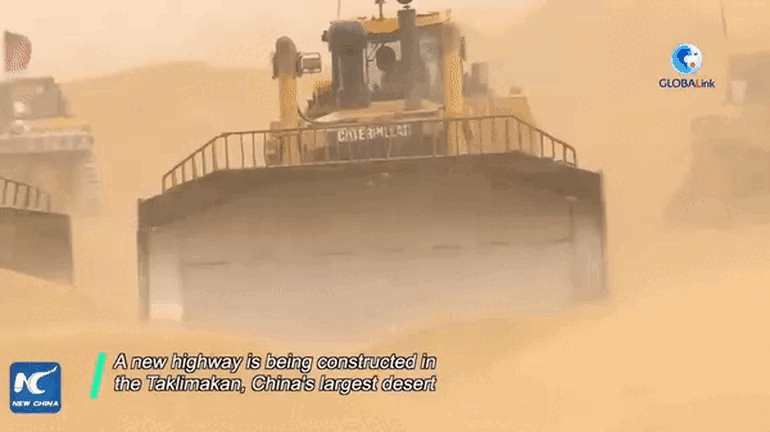 Xem cách Trung Quốc xây xa lộ hơn 150km xuyên sa mạc bất chấp bão cát ảnh 1