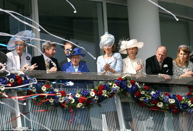 Nữ hoàng và một số thành viên Hoàng gia tại cuộc đua The Derby tại Đại lễ Kim Cương 10 năm trước