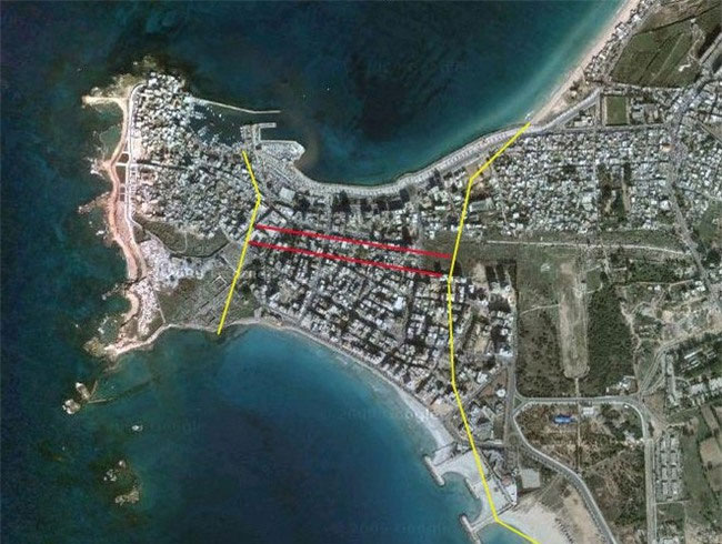 Bản đồ thành phố Tyre hiện nay. Đường màu vàng là bờ biển ngày xưa và đường màu đỏ là hai con đường đê của cuộc vây hãm