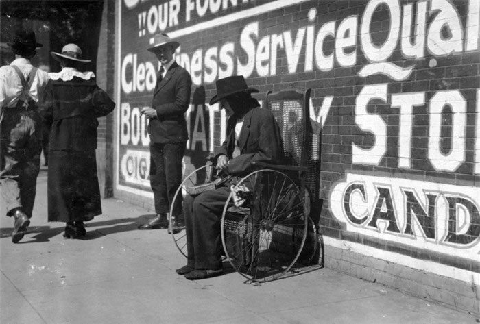  Một người ăn xin mù ngồi xe lăn ở thành phố Lawton, tiểu bang Oklahoma, năm 1917. 