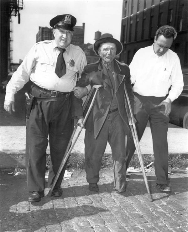 Cảnh sát Chicago dẫn giải một người què chân về đồn vào năm 1954
