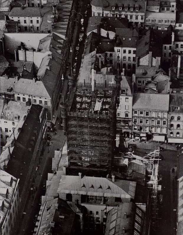 Cuối thế kỷ 19 đến đầu thế kỷ 20, tòa tháp dần trở nên lỗi thời. 