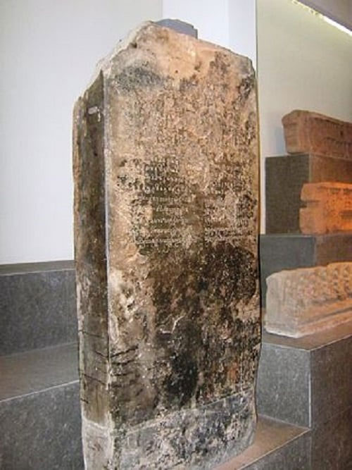 Bia đá cổ được tạo tác vào thời Phù Nam (khoảng thế kỷ 2-3)