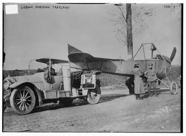  Trong ảnh là một chiếc ô tô của Đức đang kéo một chiếc máy bay trong Thế chiến I.