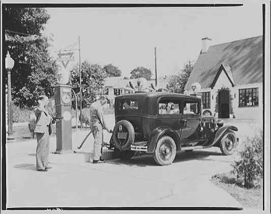 Đến năm 1920, khái niệm về một trạm dịch vụ cung cấp xăng đã bắt đầu bén rễ