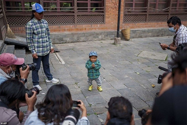 Chàng trai Nepal nhận danh hiệu nam thanh niên lùn nhất thế giới với chiều cao 73,43cm